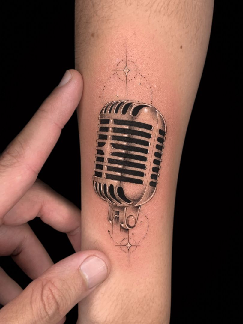 Microphone tattoo by Felipe Rodrigues | Photo 28328