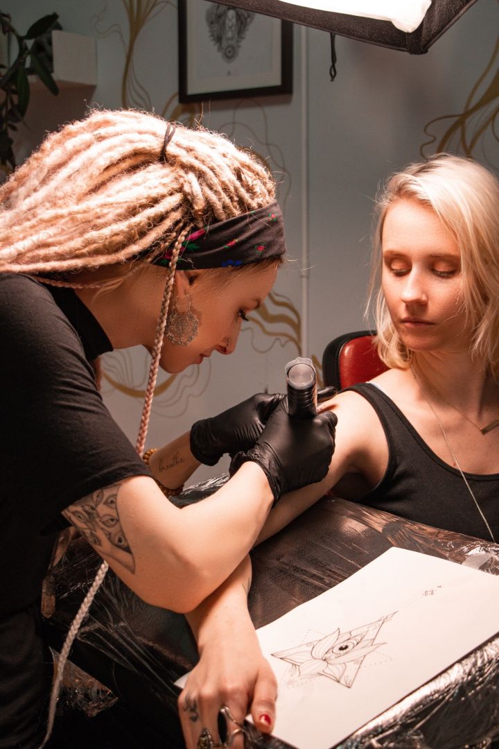 As a Tattoo Beginner, Should I Learn Machine Tattoos or Hand Poke Tatt –  Favvosee